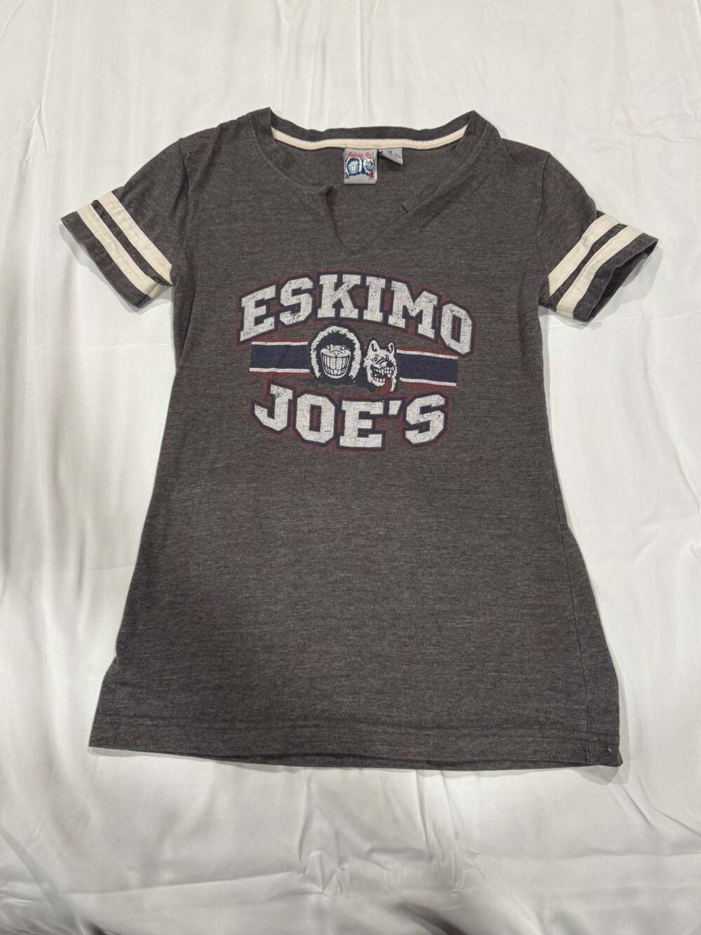 Vintage 90’s Eskimo Joe's Women's Gray Short Sleeve V-Neck Y2K